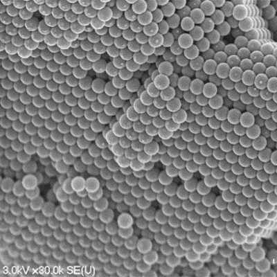 Microscope image showing small round atoms lined up in rows. There are some gaps where atoms are missing from a row.